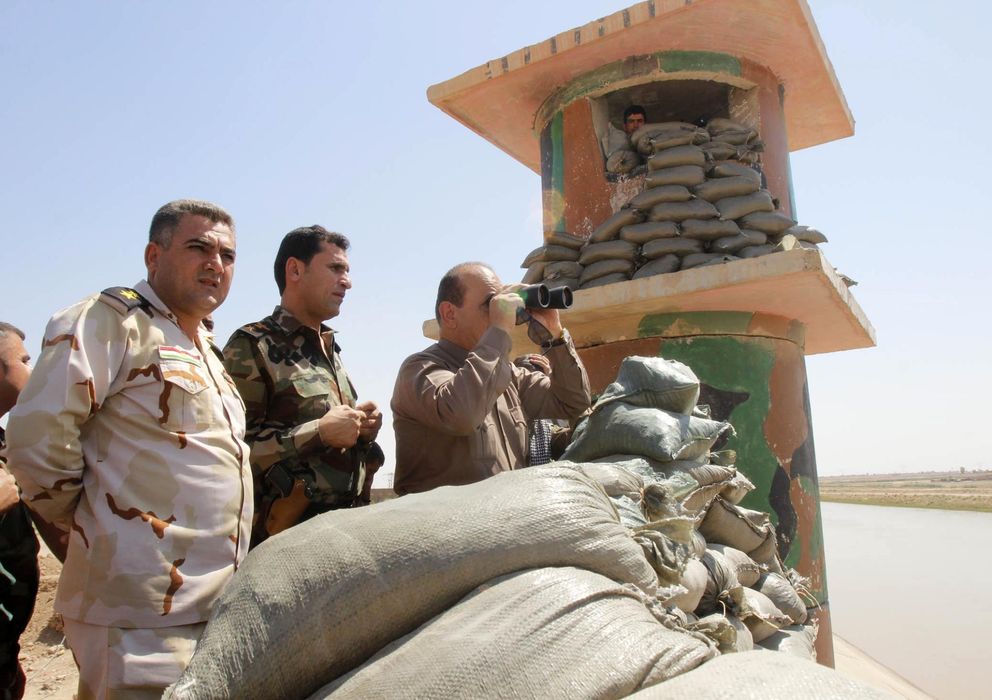 Foto: Las fuerzas kurdas vigilan este sábado el despliegue de tropas en Kirkuk. (Reuters) 