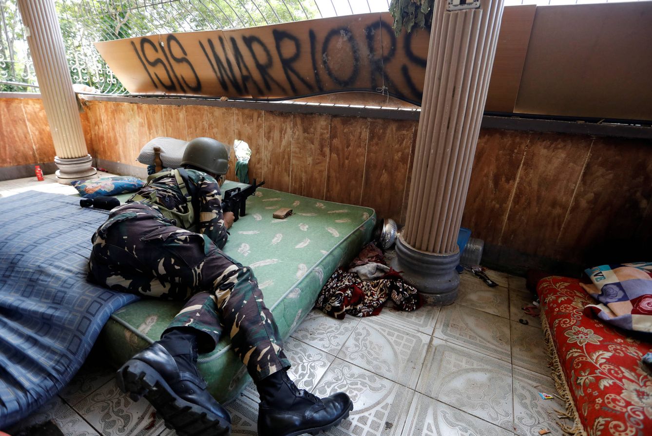 Un soldado filipino en su posición de combate durante la ofensiva contra el ISIS en Marawi. (Reuters)