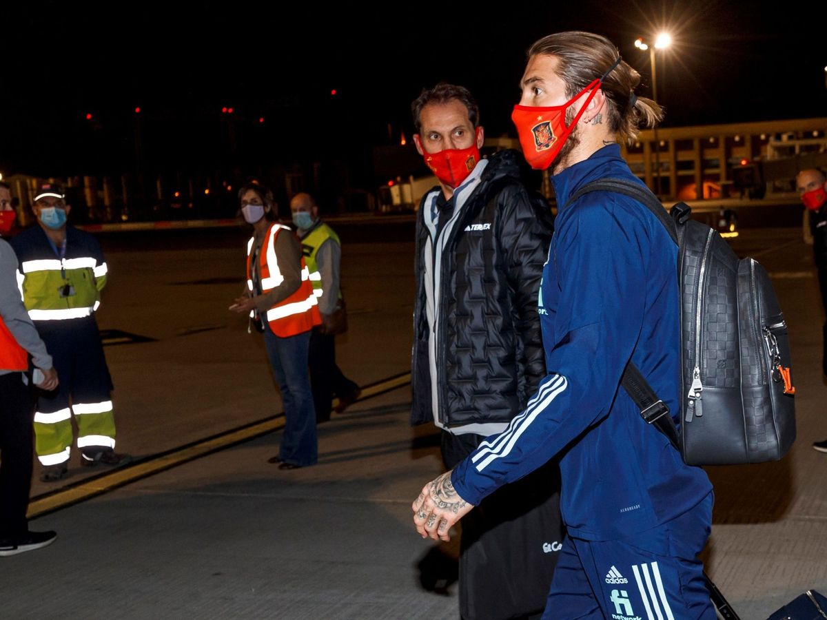 Foto: Sergio Ramos a su llegada con la Selección española en Sevilla. (Efe)
