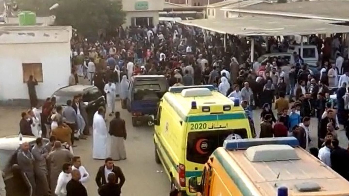 Captura de imagen sacada de un vídeo grabado con un teléfono móvil que muestra a varias ambulancias mientras llegan a la mezquita. (EFE)