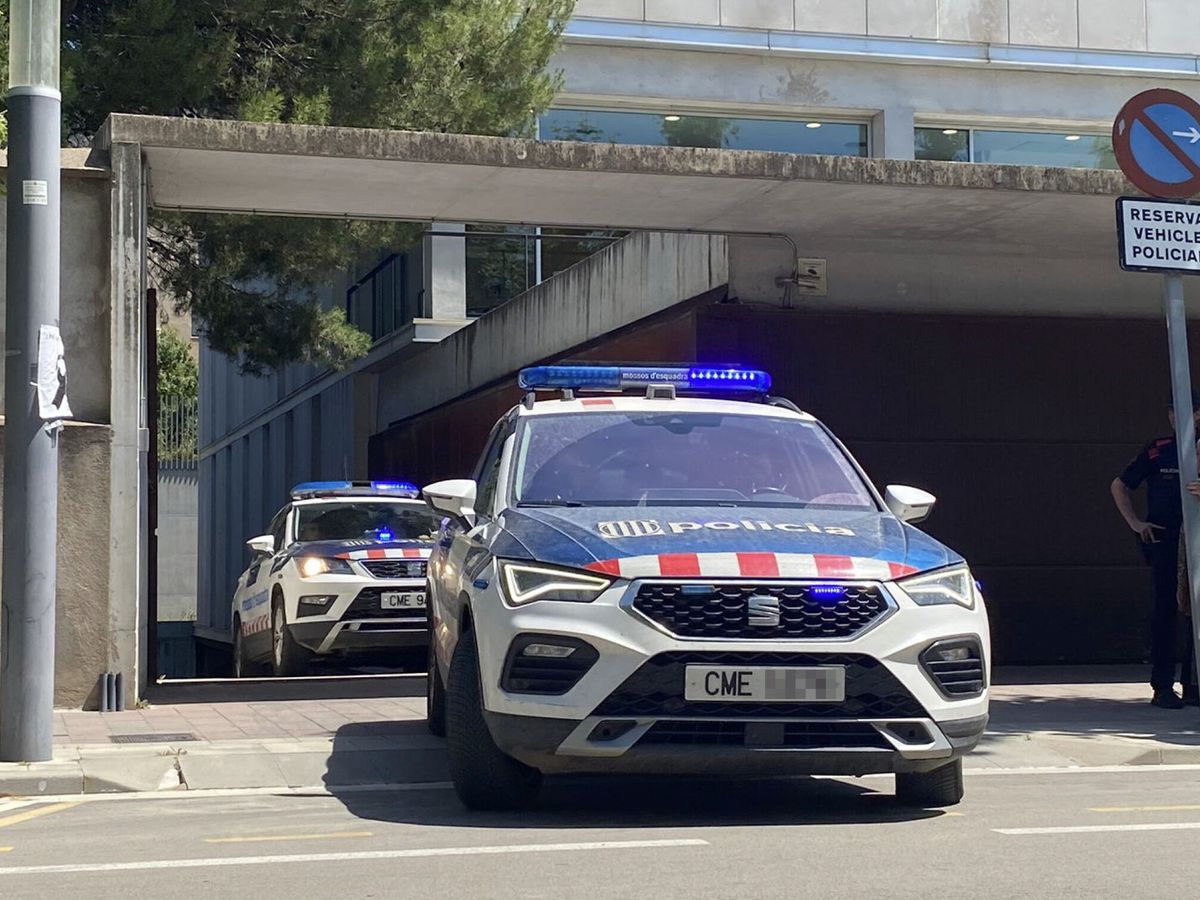 Foto: Dos coches de los Mossos d´Esquadra en Barcelona. (EFE)