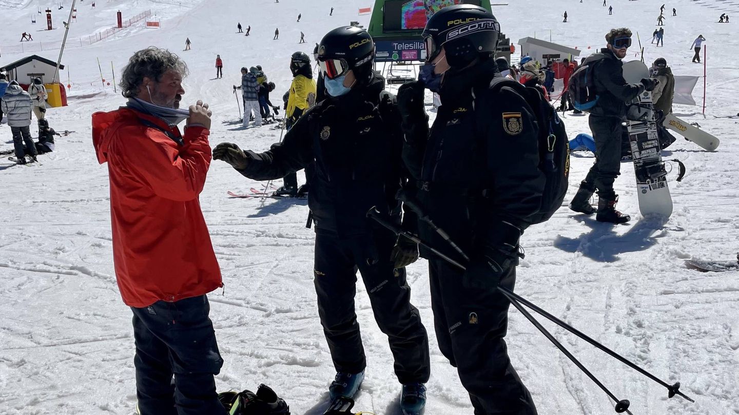 Los policías advierten a un esquiador de la obligatoriedad de las mascarillas. (J. L. Losa)
