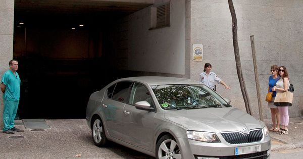 Foto: La 'exconsellera' Dolors Bassa a su salida del centro sanitario. (EFE)
