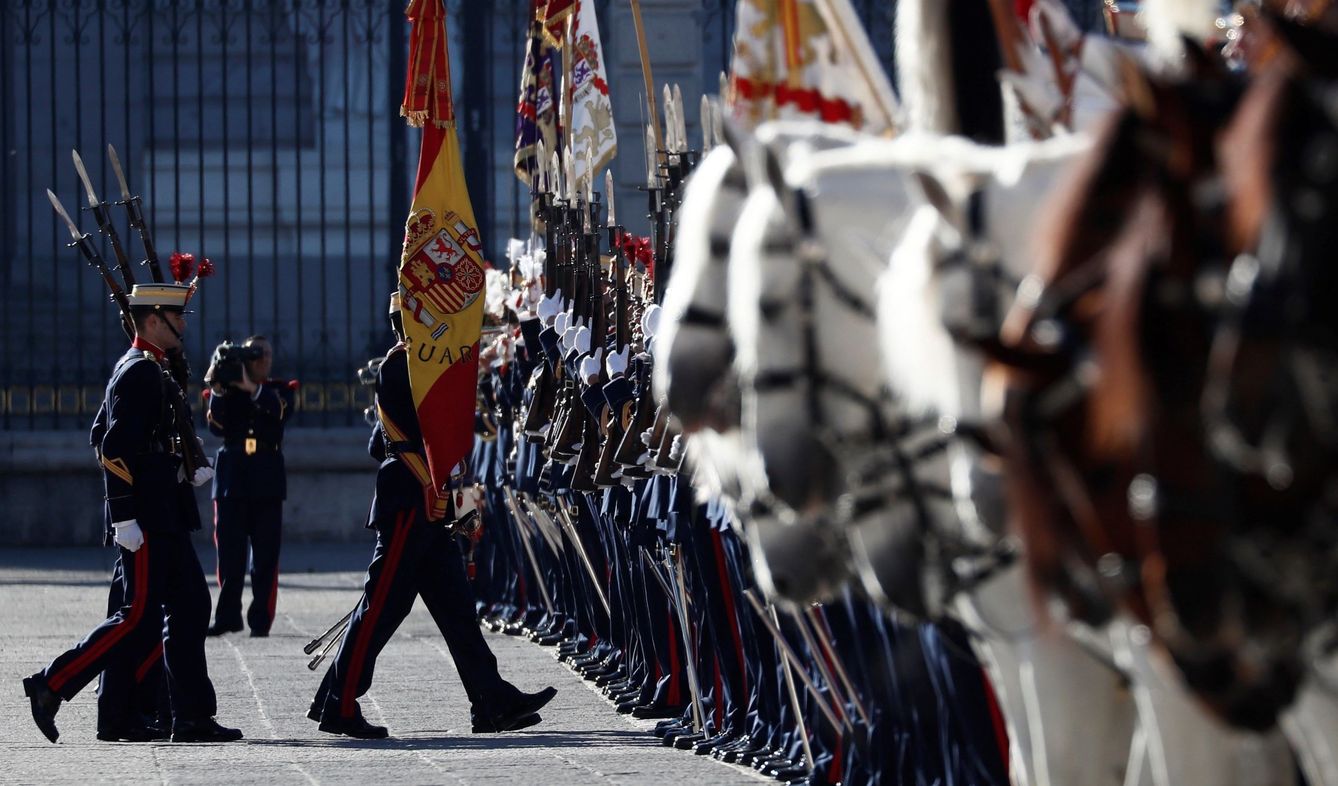 Miembros de la Guardia Real formados en el patio de armas del Palacio Real. (EFE)