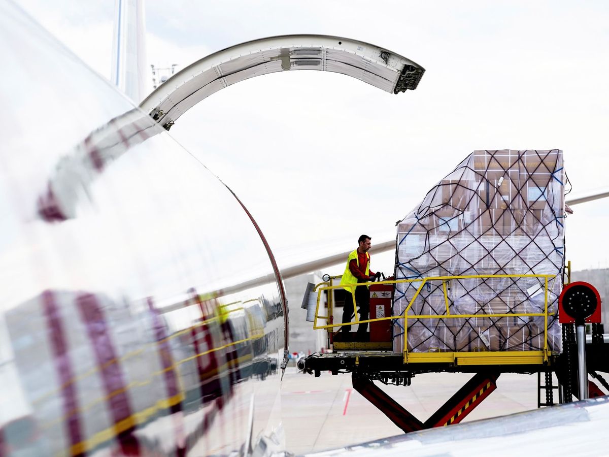 Foto: Un avión descargando material sanitario en el aeropuerto de Barajas. (EFE)