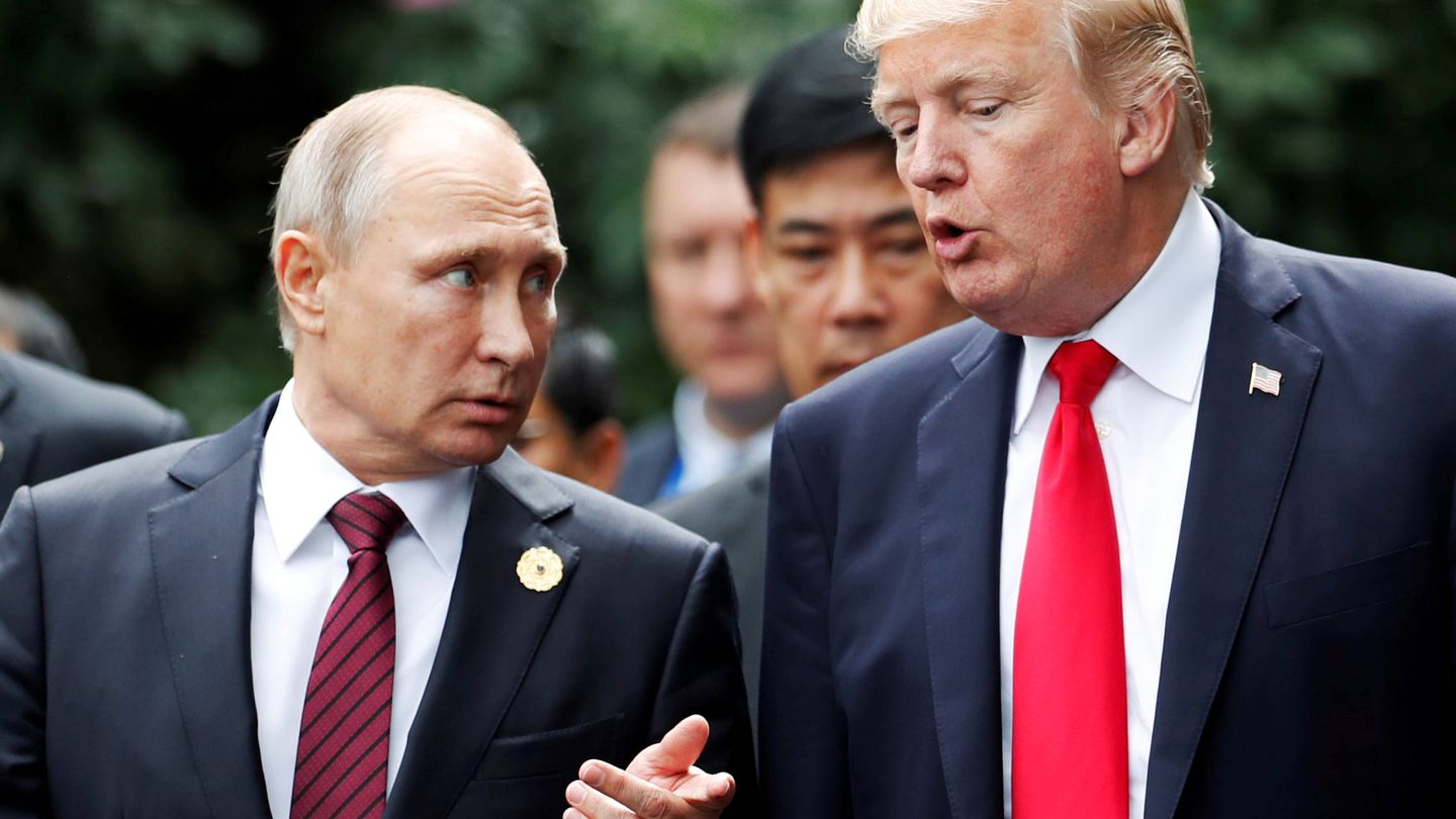 El presidente de EEUU, Donald Trump, junto al líder ruso Vladimir Putin, durante la cumbre de la APEC, en Danang, Vietnam. (Reuters)