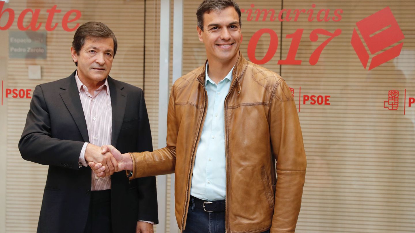 Javier Fernández saluda a Pedro Sánchez a su llegada al debate de los tres candidatos a la secretaría general del PSOE, el pasado 15 de mayo en Ferraz. (EFE)