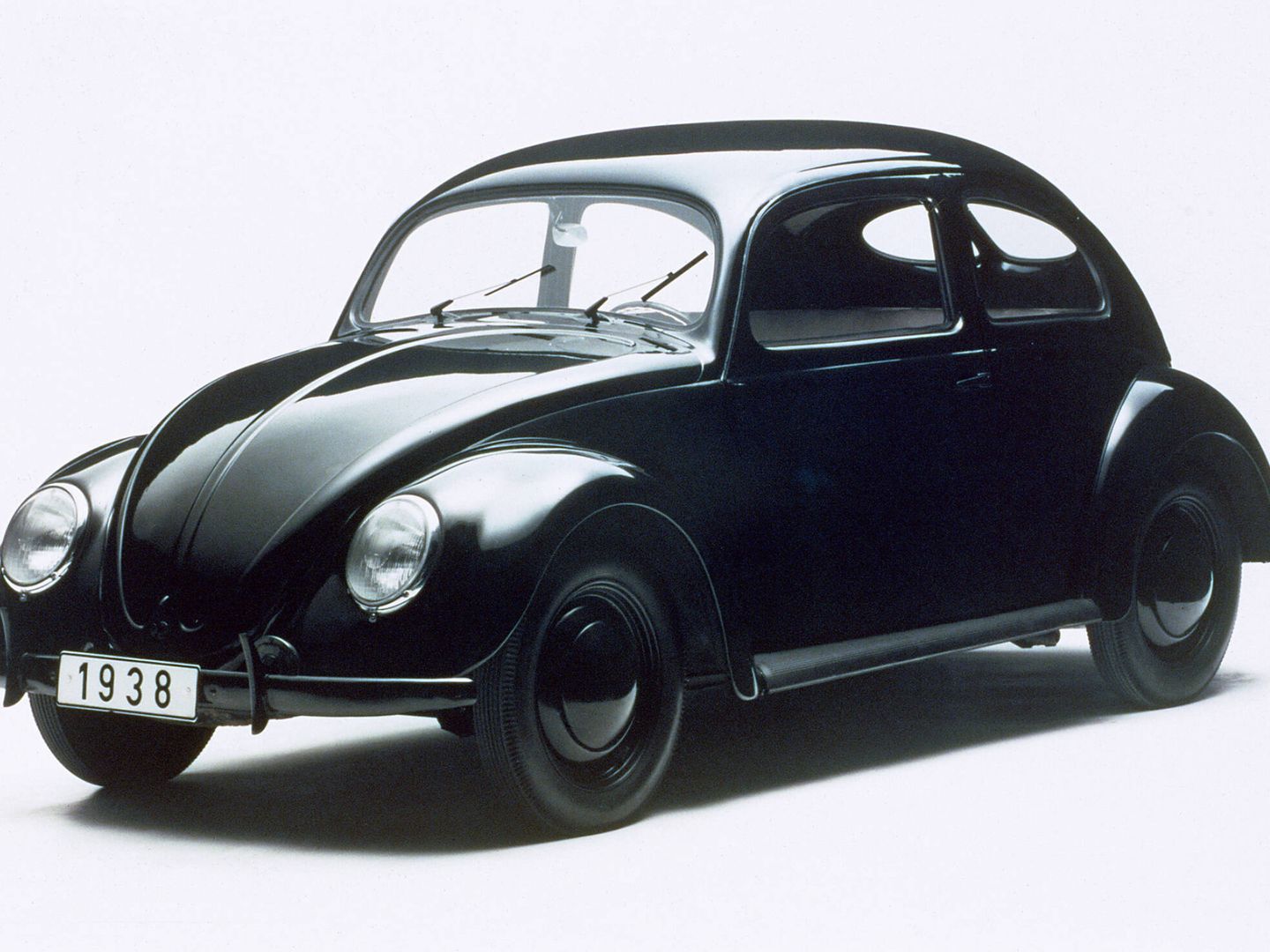 El origen del primer Volkswagen 'Escarabajo' fue una iniciativa de Adolf Hitler para dotar de un coche asequible a cualquier familia alemana.