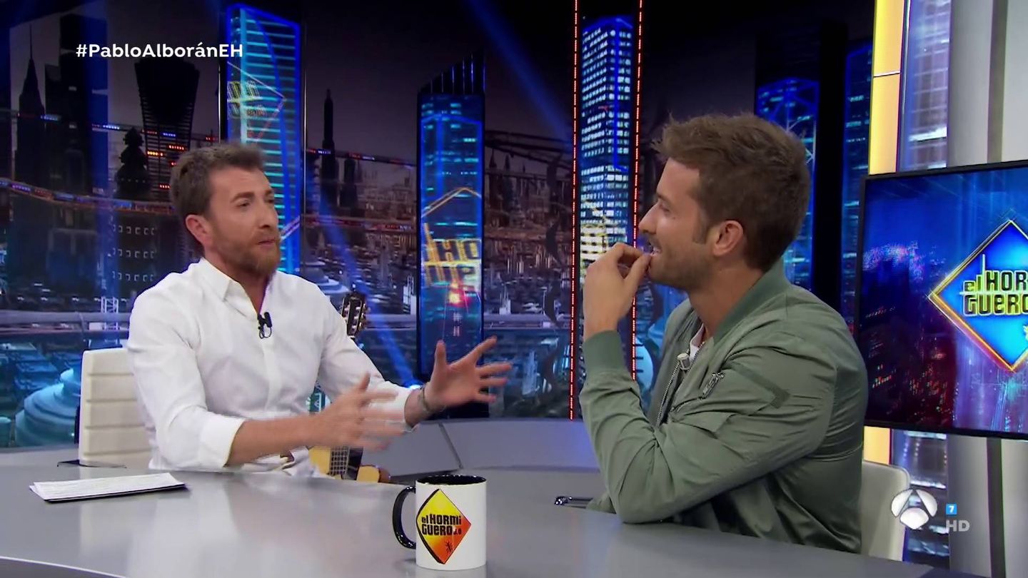 Pablo Alborán junto a Pablo Motos en 'El hormiguero'. (Atresmedia TV)