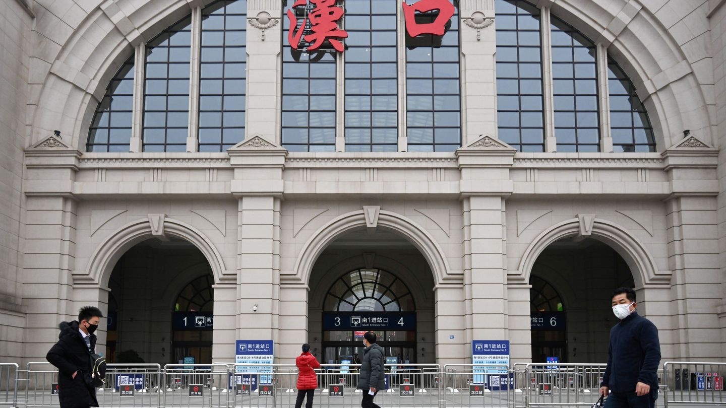 La estación de tren de Wuhan, cerrada a cal y canto. (Reuters)