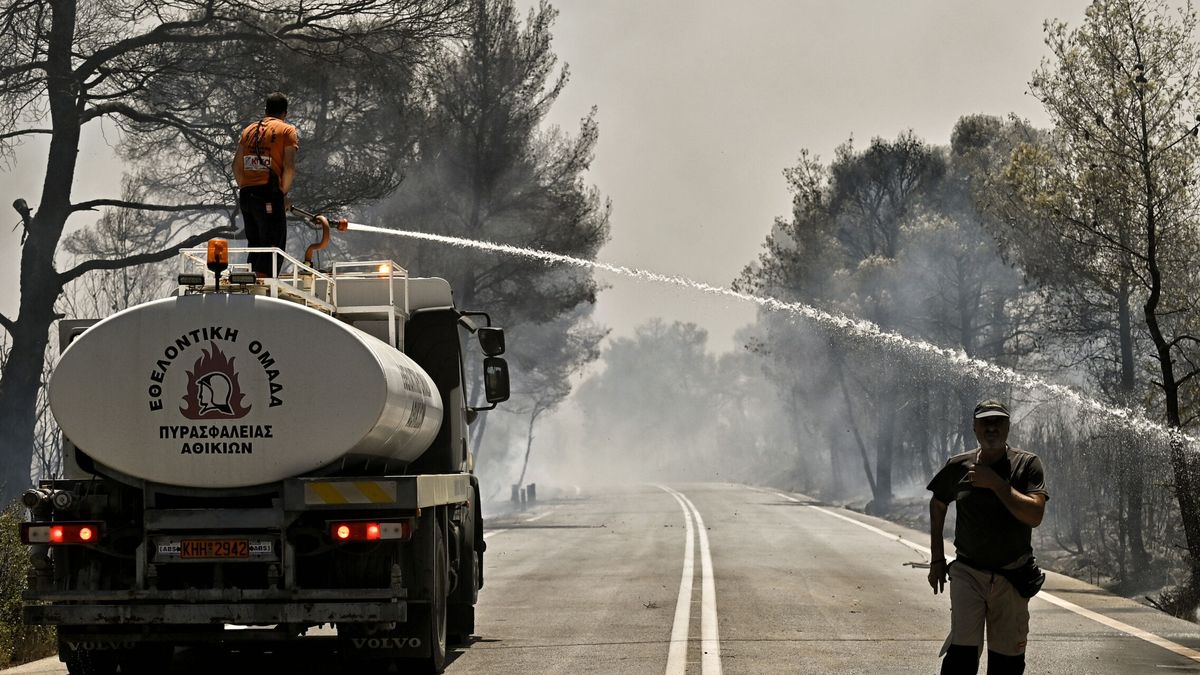Tres medios aéreos y 26 brigadistas intentan apagar el incendio forestal registrado en Randa (Mallorca)