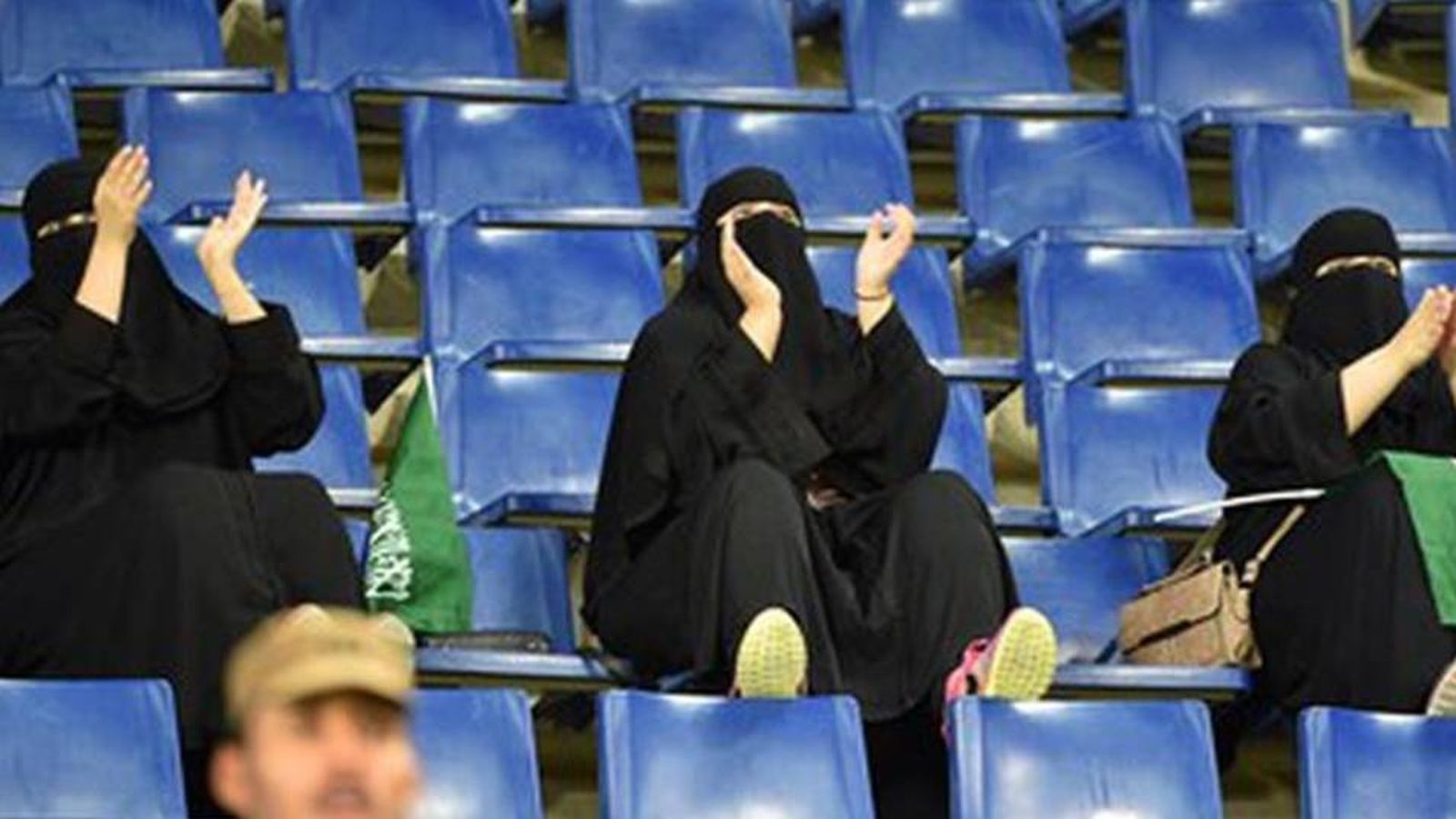 Foto: Mujeres saudíes, durante un partido de fútbol en su país tras permitirles entrar en los estadios.