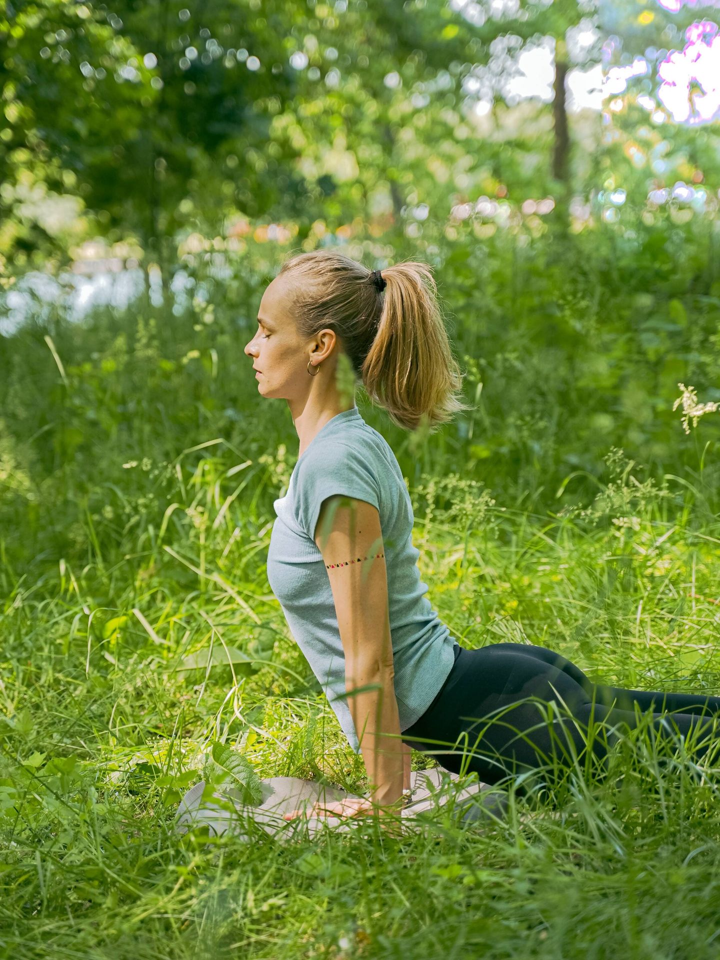 Acelera tu metabolismo con yoga. (Pexels/ANTONI SHKRABA)