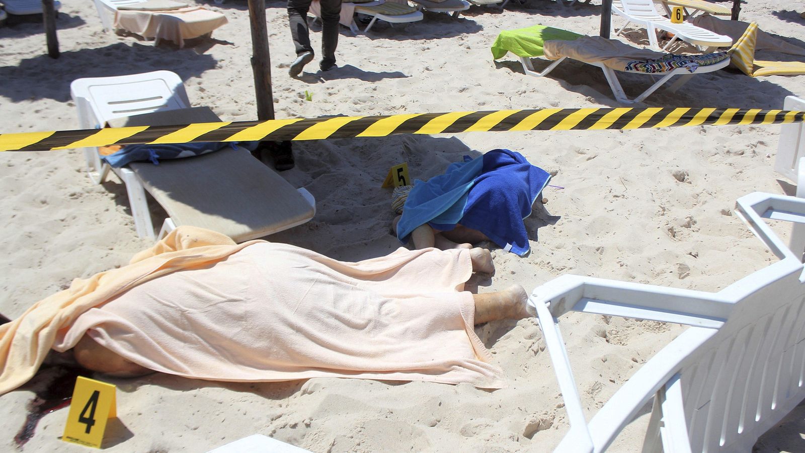 Foto: Dos de las víctimas del ataque terrorista en Susa, Túnez. (EFE)