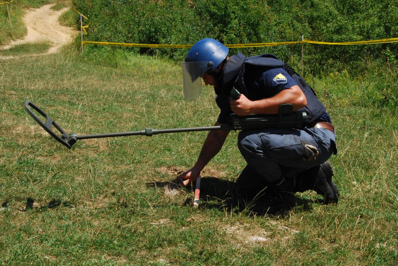 Desminador de Protección Civil de la Federación de Bosnia durante una operación (Foto: B. Díaz-Merry).