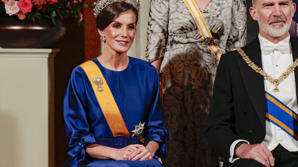 La reina Letizia, de cena de gala en Holanda: nuevo vestido azul, la gran tiara rusa y joyas de pasar