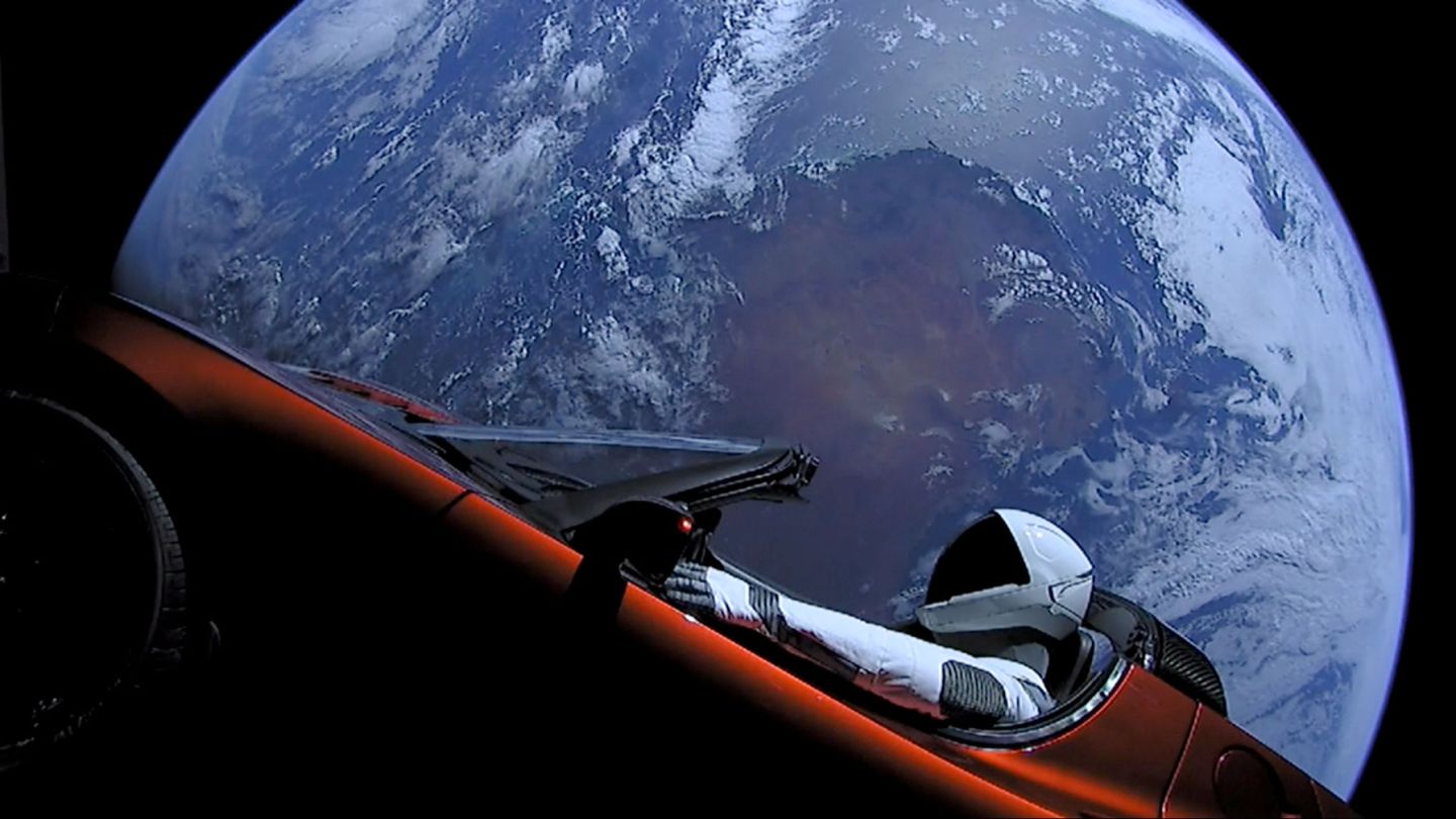 Un coche de Tesla en el espacio (Reuters)