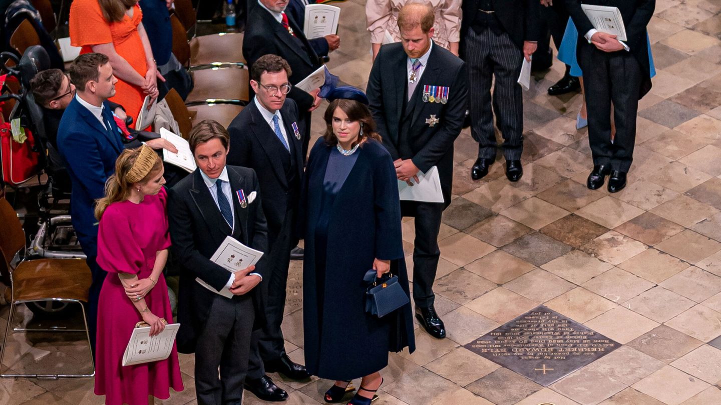 Las hermanas York, acompañadas por sus maridos y el príncipe Harry, en la abadía de Westminster. (Reuters)