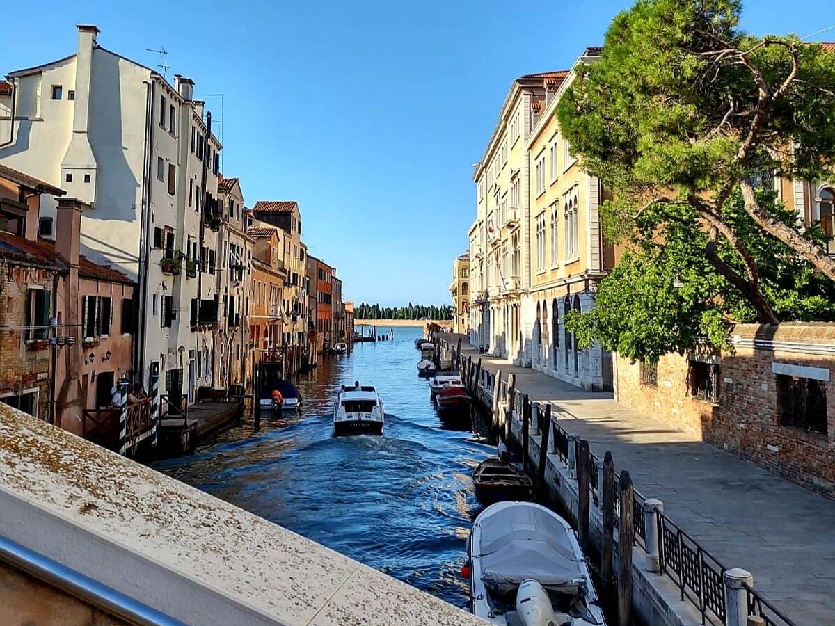 Foto: Canal de Canareggio, en Venecia, al fondo la isla cementerio de San Michele (Marta Valdivieso)