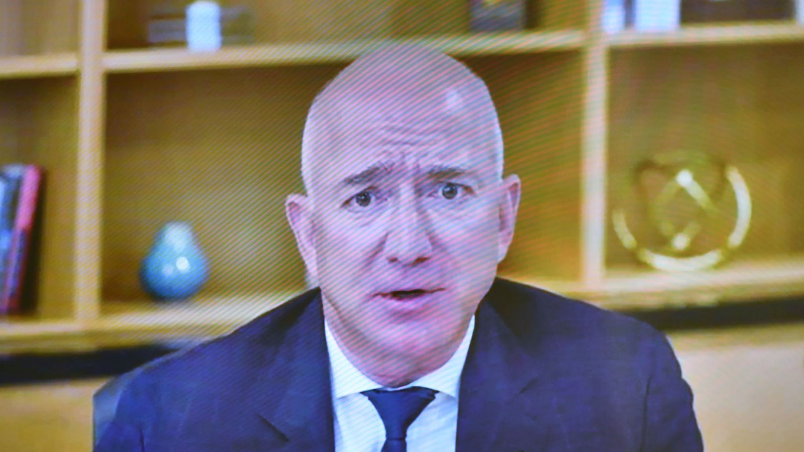 El creador de Amazon, Jeff Bezos, durante su testimonio ante el subcomité antimonopolio de la Cámara de Representantes de EEUU en julio de 2020. (Reuters)