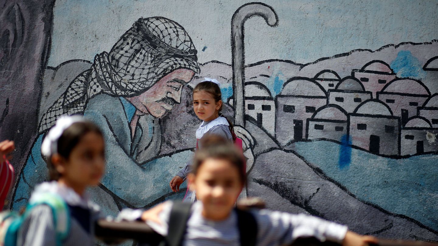Niñas palestinas frente a una escuela de la UNRWA en el campo de refugiados de Al Shati, en Gaza, el 3 de septiembre de 2018. (Reuters)