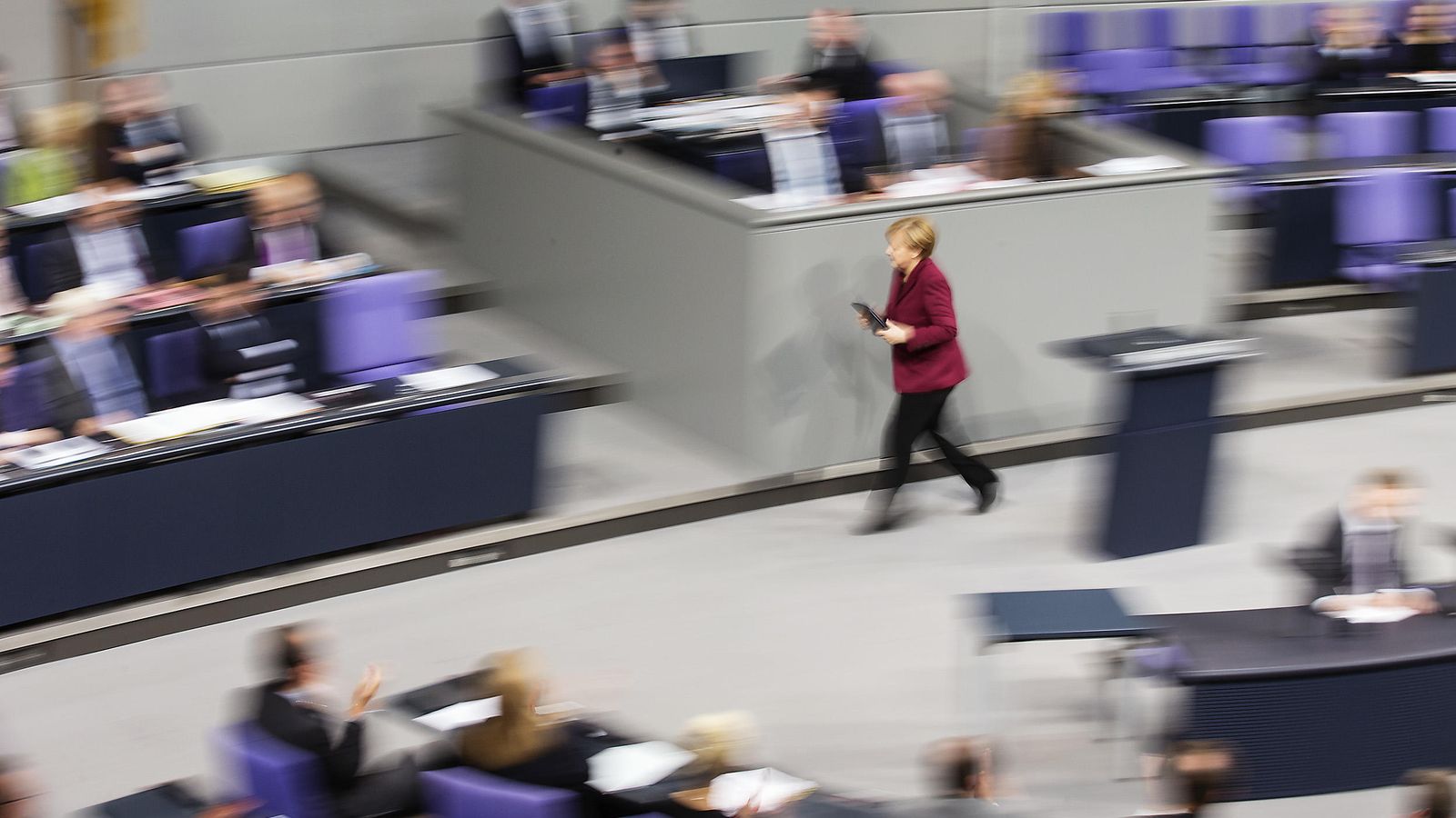 Foto: La Canciller alemana Angela Merkel abandona el podio tras hablar en el Bundestag, el Parlamento alemán (Reuters)