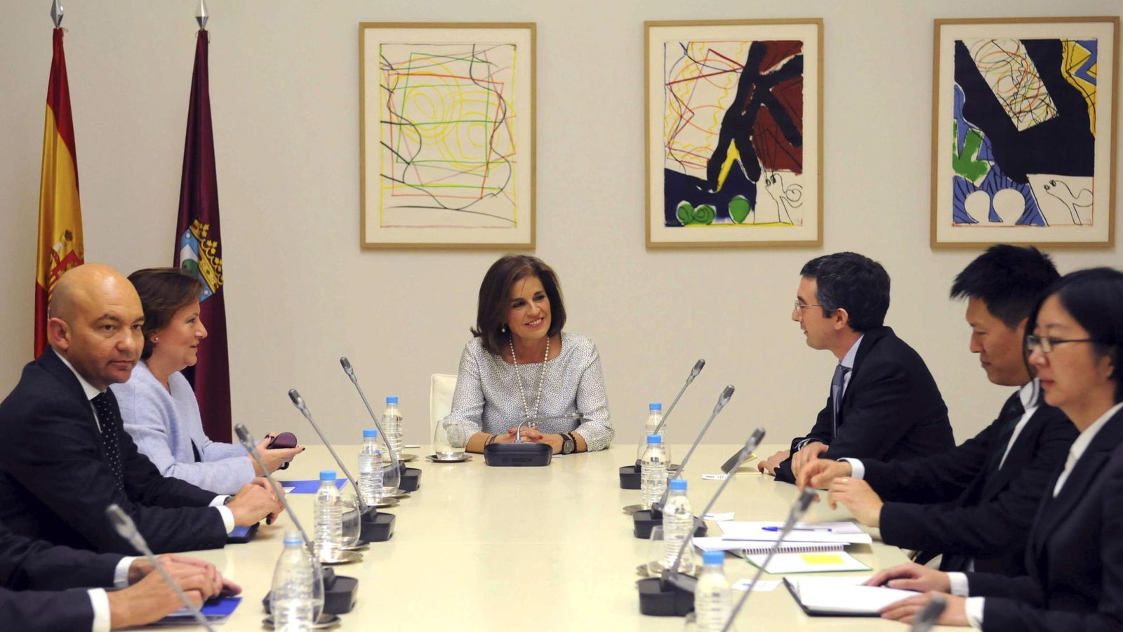 Foto: Ana Botella, alcaldesa de Madrid, junto a representaciones de Wanda Group, empresa liderada por Jianlin. (EFE)