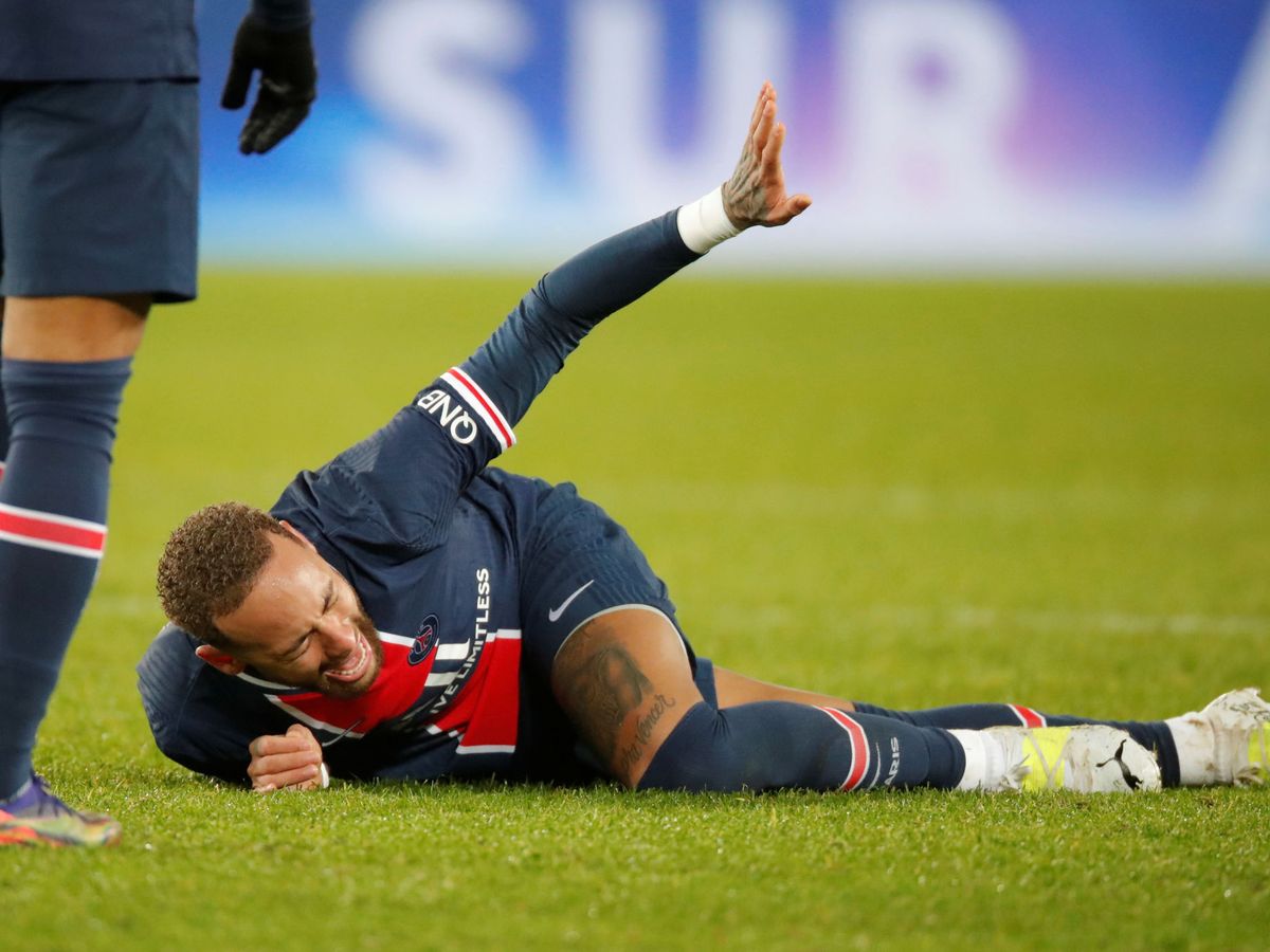 Foto: Neymar se retuerce de dolor tras su última lesión. (Reuters)