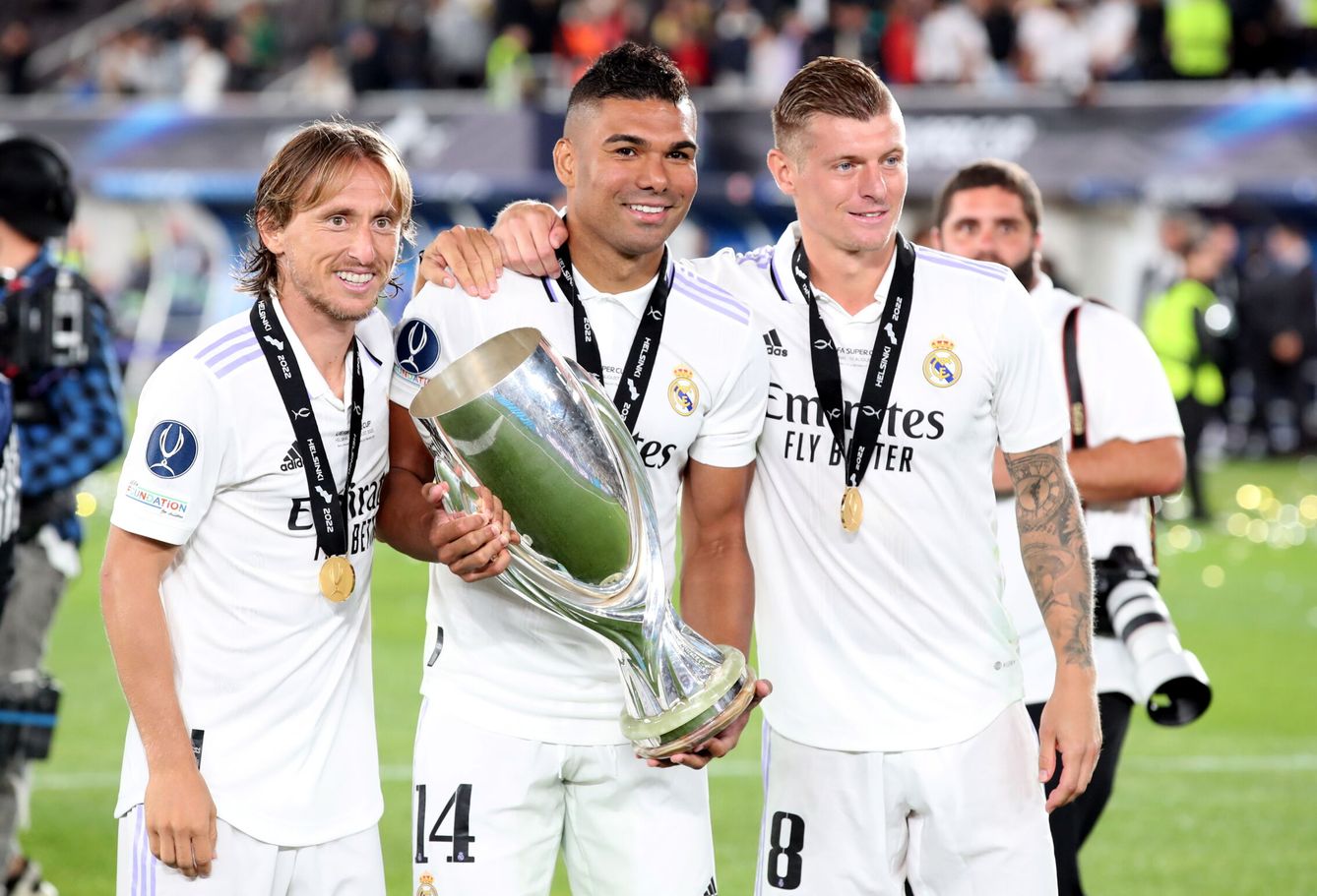 Modric, Casemiro y Kroos con el trofeo de la Supercopa de Europa ganado al Eintracht de Frankfurt. (EFE EPA Petteri Paalasmaa)