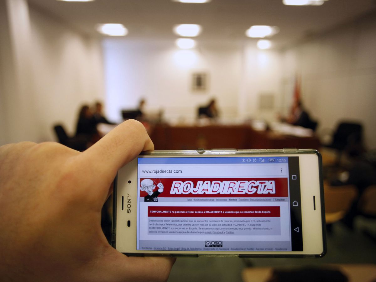 Foto: Una imagen de la web de Rojadirecta en el juzgado de A Coruña en 2016. (EFE/Cabalar)