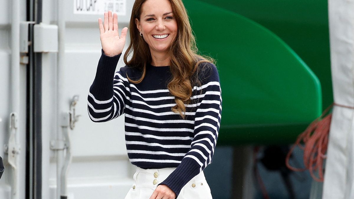 Sin rastro de Guillermo y en vuelo comercial: el viaje de Kate Middleton a Escocia con Charlotte y Louis