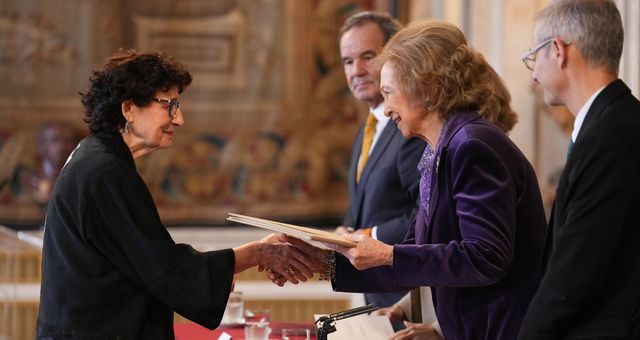 La poeta Olvido García Valdés recibe el premio. (EFE/Borja Sánchez)