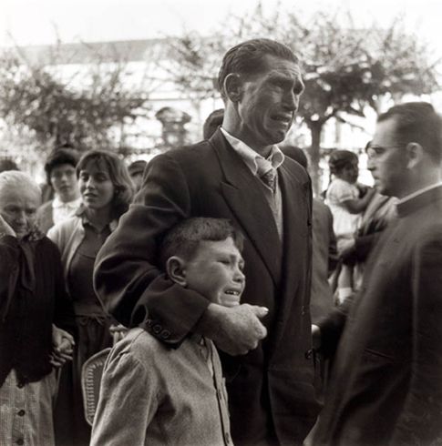 Despedida de emigrantes en el puerto de A Coruña, en el año 1957.