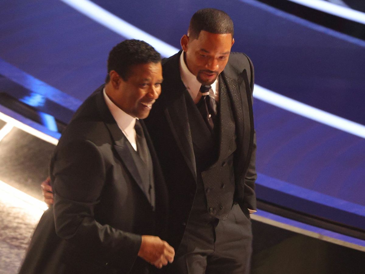 Foto: Denzel Washington se reunió con Will Smith en el descanso de la gala de los Oscar (Reuters/Brian Snyder)
