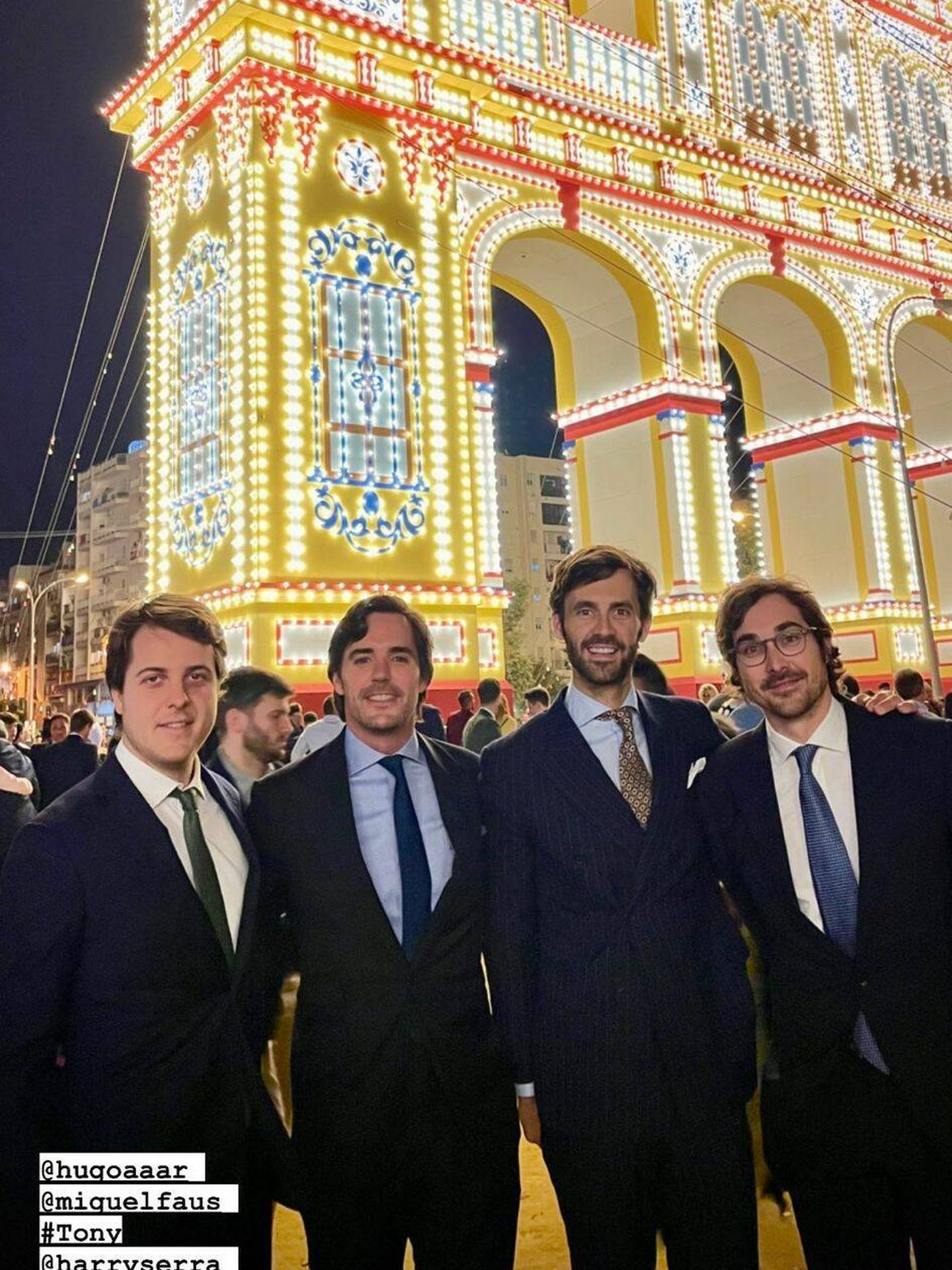 Enrique Solís y Hugo Arévalo, con otros amigos, posan en el Real. (Redes Enrique Solís) 