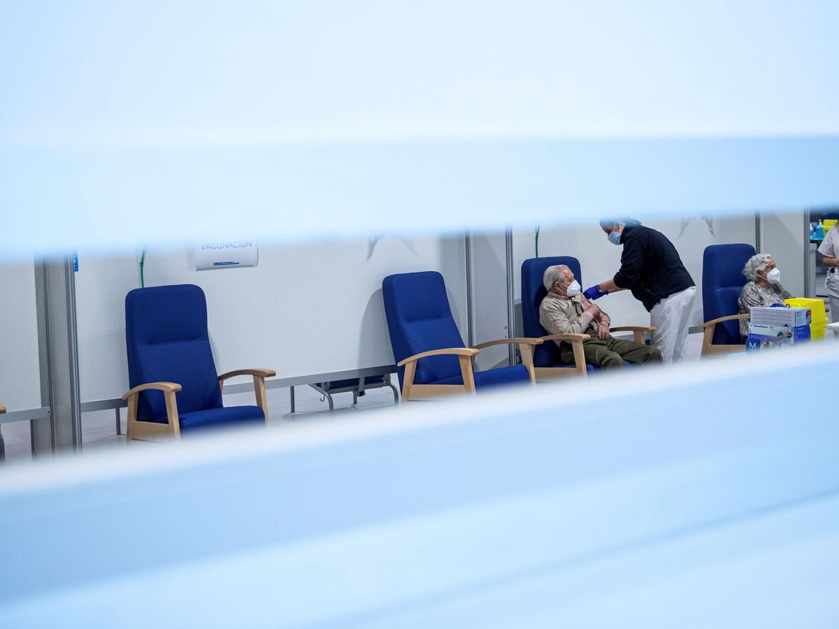 Foto: Vacunación de mutualistas en el hospital Zendal en Madrid durante la pandemia. (EFE/Rodrigo Jiménez)