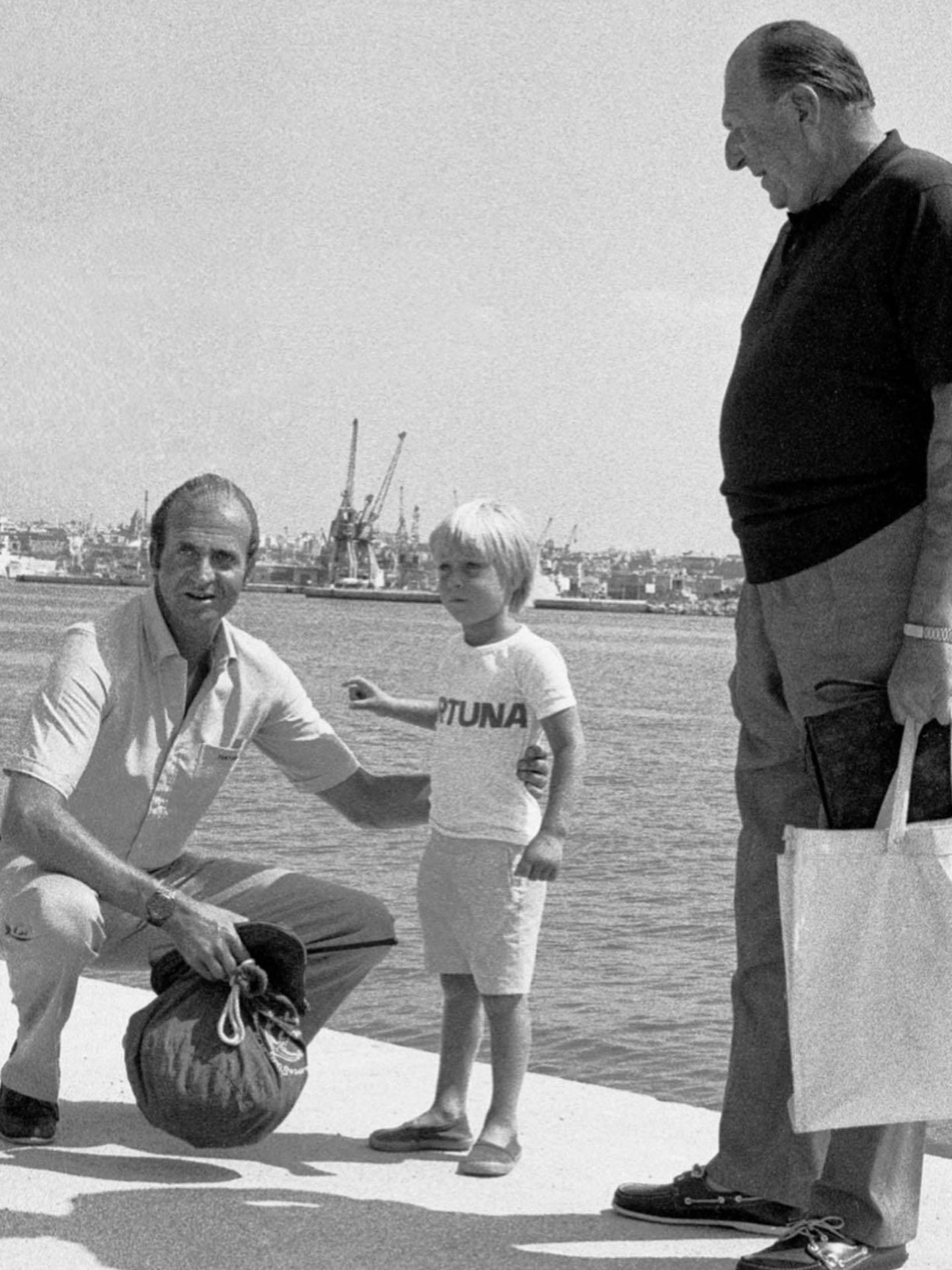 Alfonso de niño con su tío, don Juan Carlos, y su abuelo, don Juan. (Instagram/@mariazuritaborbon)
