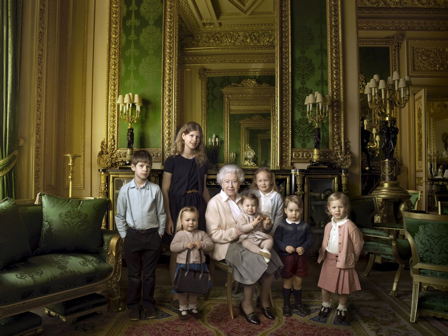 Isabel II, posando con algunos de sus nietos y bisnietos por su 90 cumpleaños. (Reuters)