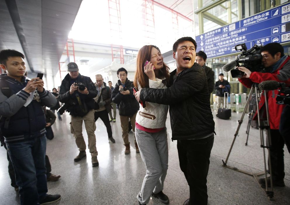 Foto: Los familiares de un pasajero del vuelo desaparecido se lamentan en el aeropuerto de Pekín (Reuters).