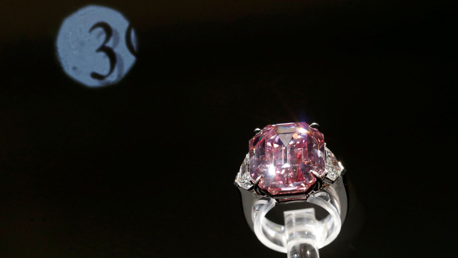 Foto: El Pink Legacy, el diamante de los 19 quilates y 45 millones de euros (Reuters/Denis Balibouse)