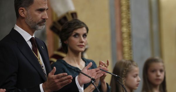 Foto:  El Rey Felipe VI es aplaudido por la Reina Letizia durante la apertura solemne de las Cortes de la XII legislatura. (EFE)