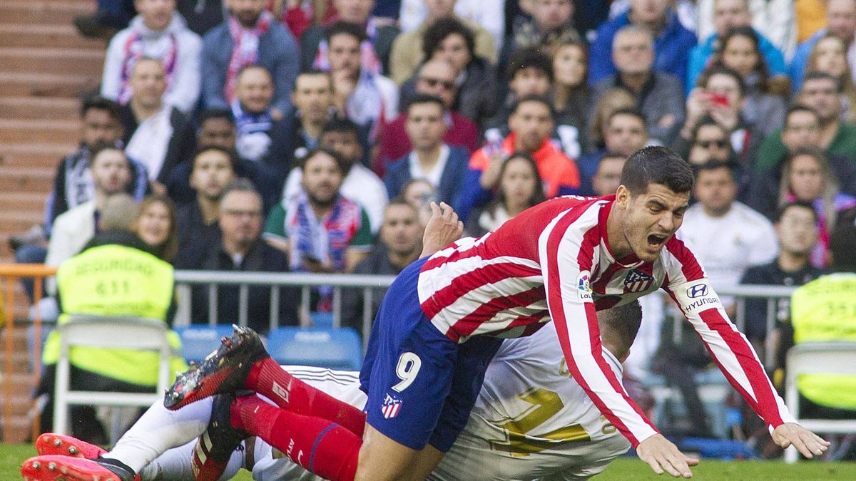 "¿Para qué existe el VAR?". El Atlético, indignado por el penalti no pitado a Morata
