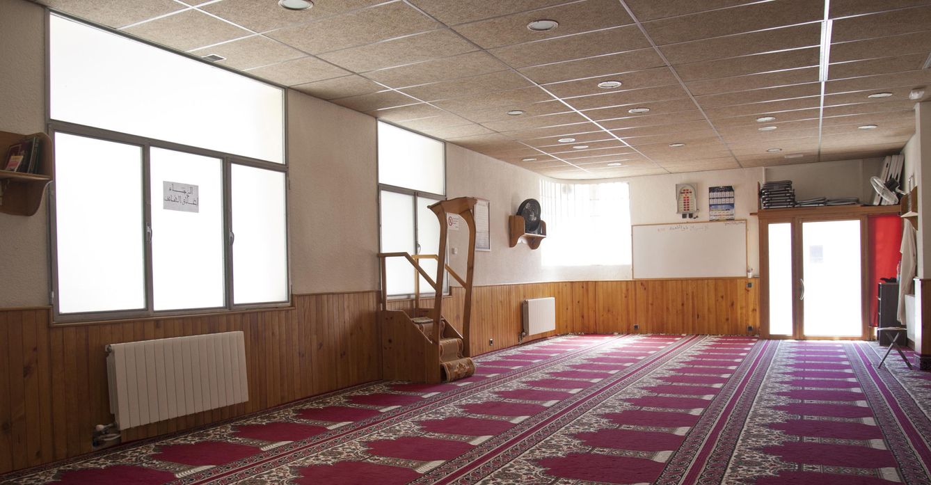 Vista del interior de la mezquita en la cual el imán Abdelbaki Es Satty guiaba las oraciones. (EFE)