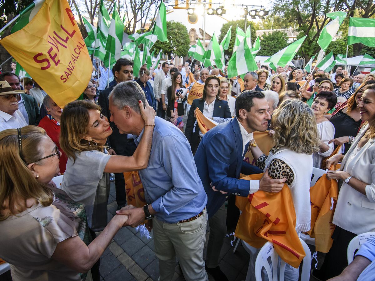 Foto: José Luis Sanz y Juanma Moreno saludan a simpatizantes en el mitin de cierre de campaña. (EFE / Raúl Caro)