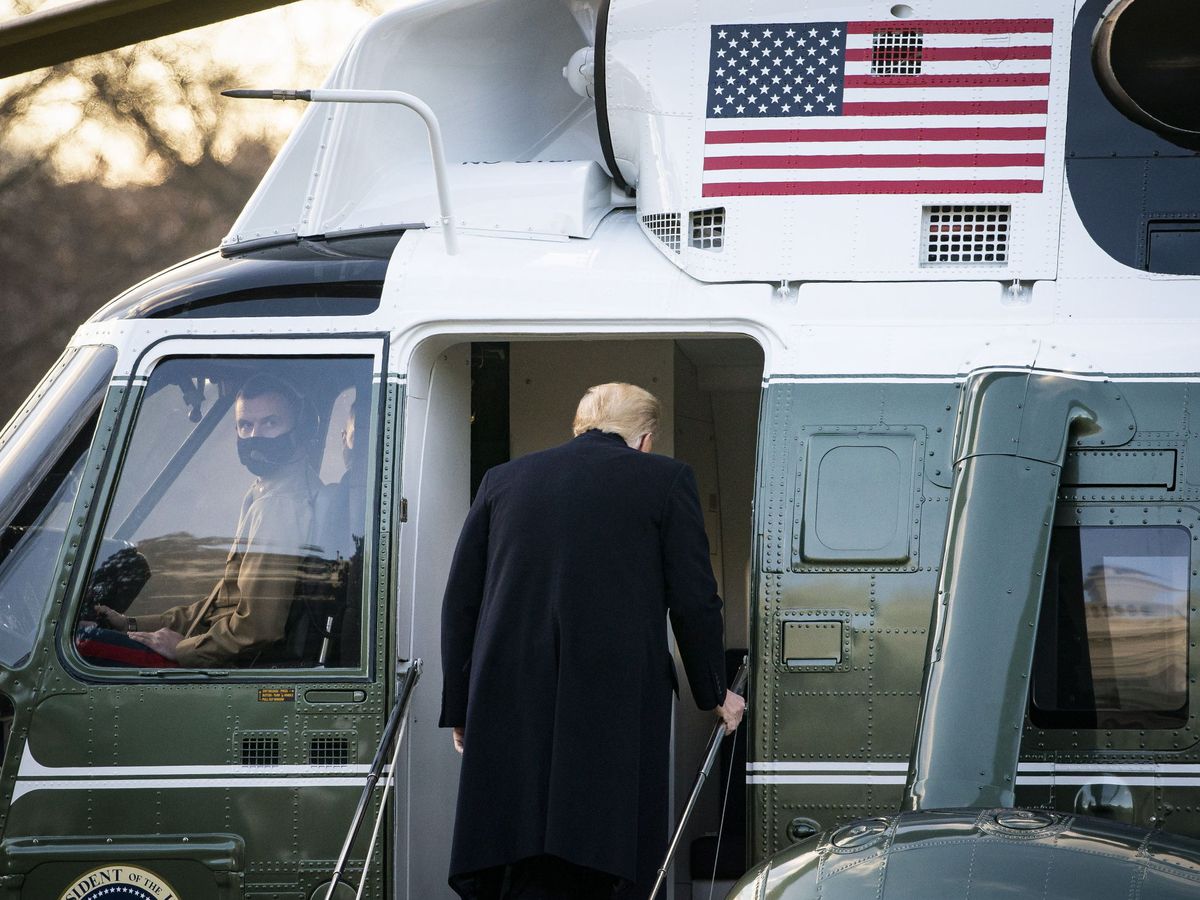 Foto: El expresidente Donald Trump abandona la Casa Blanca. (EFE)