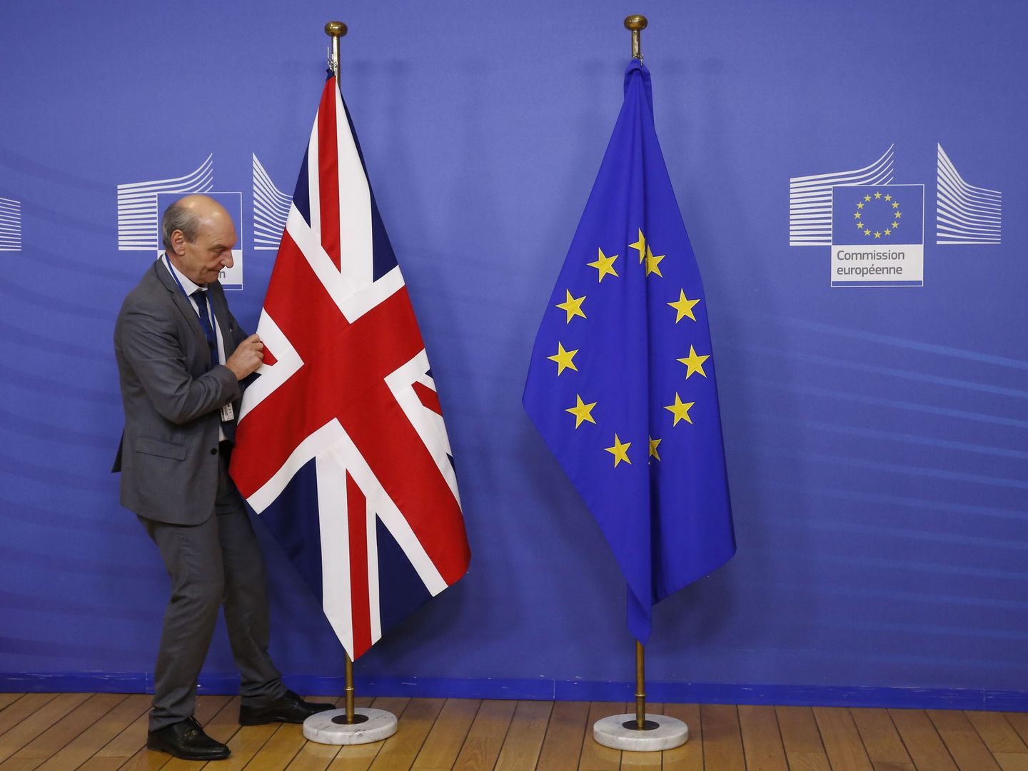Bandera británica y europea. (Reuters)