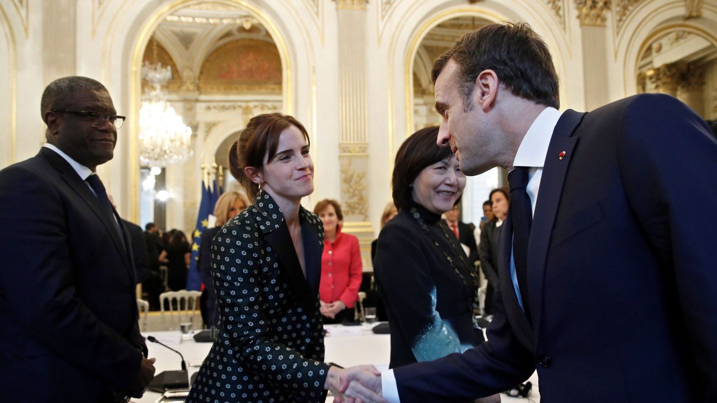 El presidente francés Emmanuel Macron saluda a Emma Watson. (Reuters)