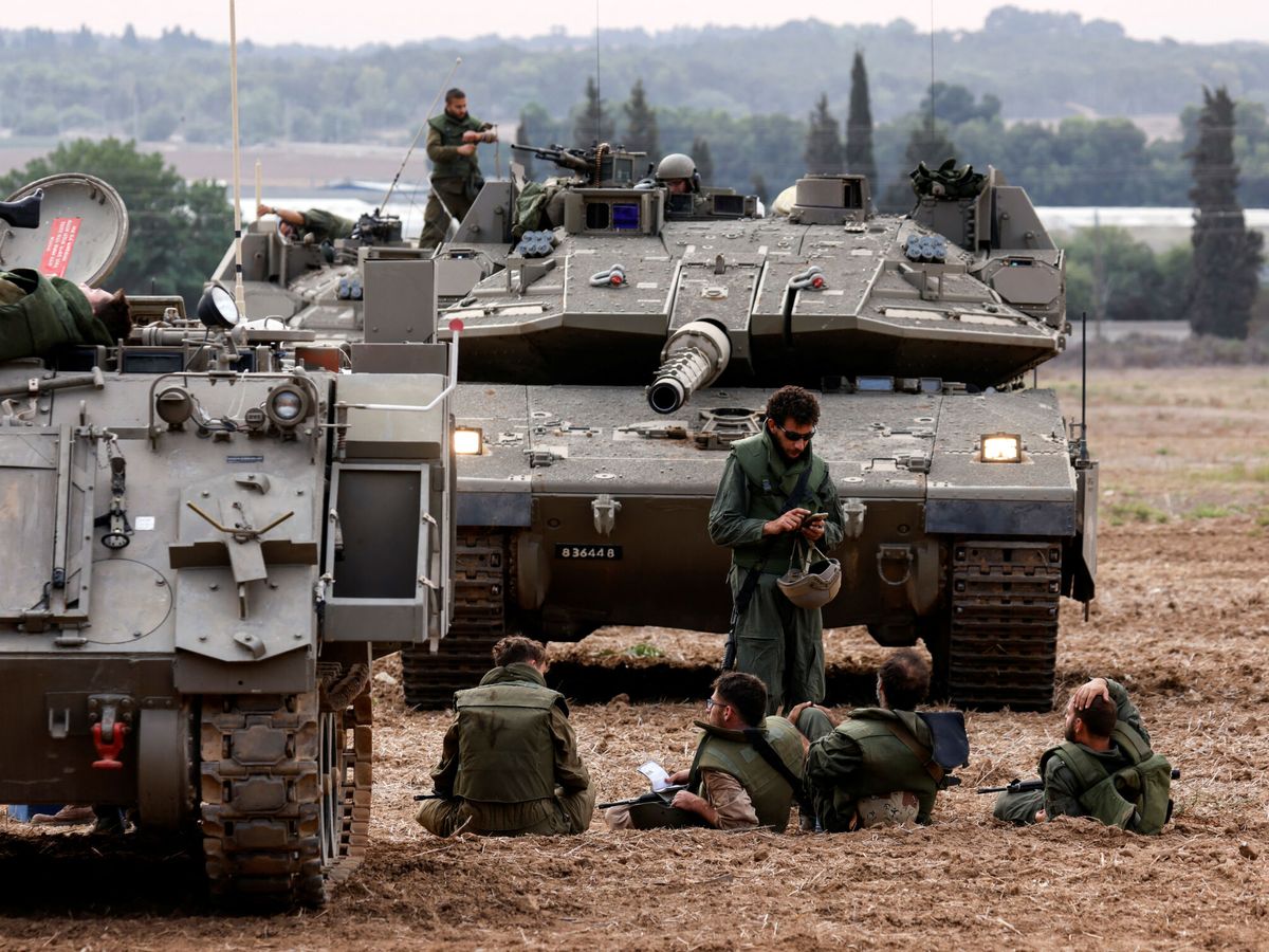 Foto: Soldados israelíes esperan junto a sus tanques frente a la Franja de Gaza. (Reuters/Amir Cohen)