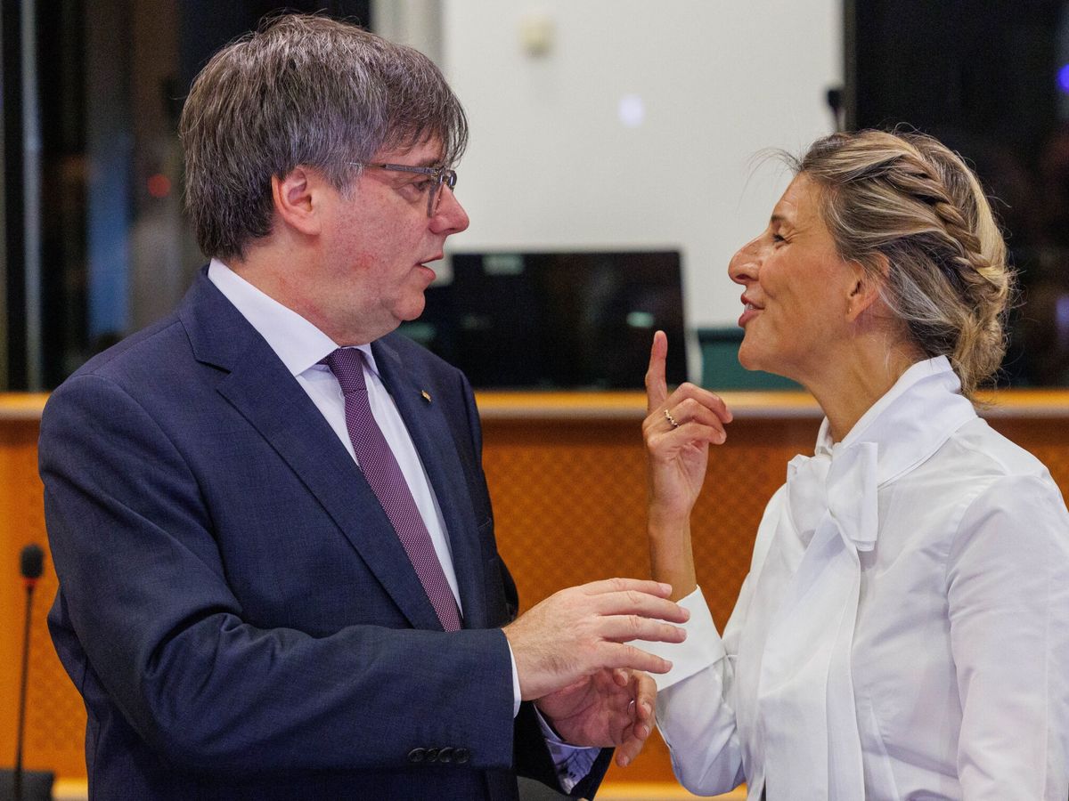 Foto: Yolanda Díaz y Carles Puigdemont, antes de su reunión en Bruselas. (EFE/Olivier Matthys)