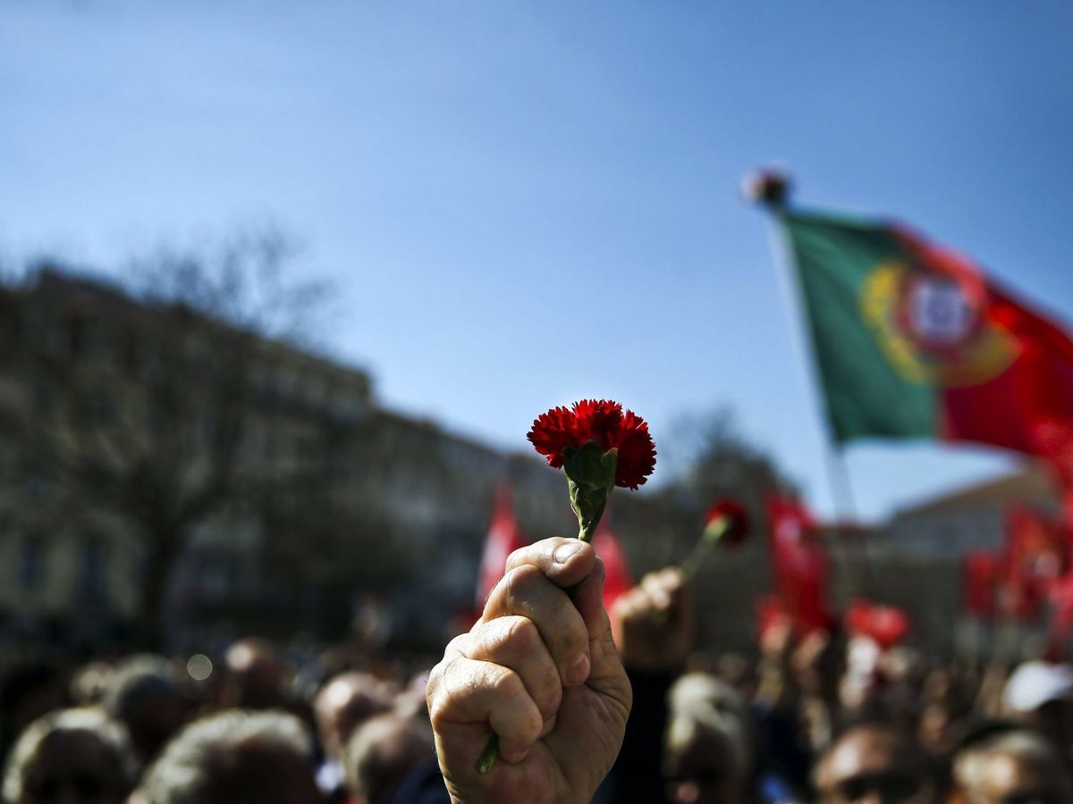 Foto: Qué fue la Revolución de los claveles y qué pasó el 25 de abril de 1974 (EFE/Mario Cruz)